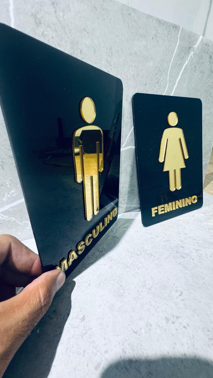 Cartões profissionais fotografados junto a comunicação visual externa
